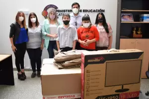 Entregaron una computadora, indumentaria y tiles escolares para la Escuela de Educacin Especial