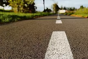 Accidente vehicular: dos mujeres perdieron el control de su moto