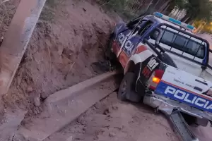 Fuerte accidente: un mvil policial despist y termin contra un poste de luz