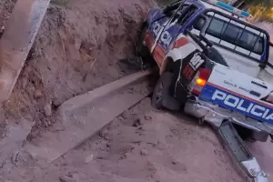 Tinogasta: un mvil policial se despist y choc con una columna del alumbrado pblico