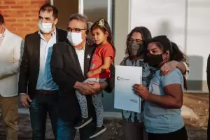 Ral Jalil y su equipo inauguraron la plaza de Valle Chico y 100 nuevas familias tienen su vivienda
