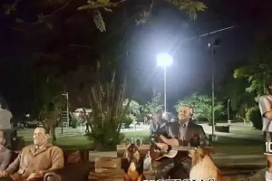 Formosa inaugur estatuas de Alberto Fernndez y su perro Dylan