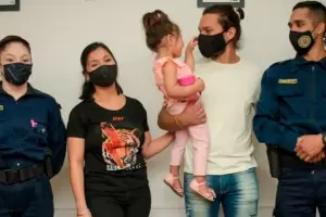 Dos policas le salvan la vida a nia de dos aos que casi muere ahogada