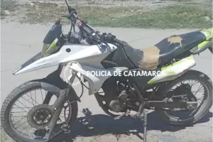 Perdi� el control de su moto y cay� al pavimento