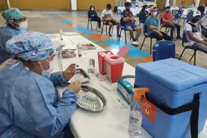 Vacunacin contra el Covid-19: aplican dosis refuerzo en el Predio Ferial