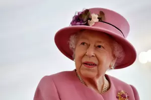 La reina Isabel II manifest� su deseo de que Camila sea reina consorte cuando Carlos asuma en el trono