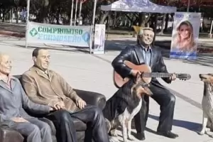 Instalaron una estatua de Alberto y Dylan junto a la de Evita y Pern