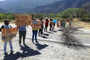 Padres de alumnos de la escuela de El Portezuelo cortan la ruta 38