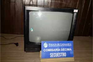 Dos sujetos fueron detenidos con un televisor de dudosa procedencia