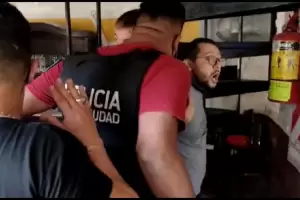 Tras una pelea, tom de rehenes a dos policas