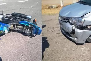 Automovilista choc a un adolescente en moto