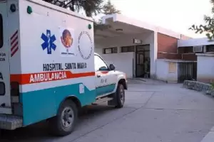 Iban en moto, se les cruz un perro y terminaron hospitalizados