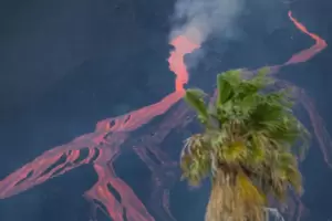 Por un incremento de sismos se abre una quinta boca en el volcn de La Palma