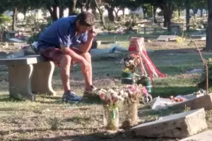 Escucha los partidos de su equipo por radio junto a la tumba de su hijo