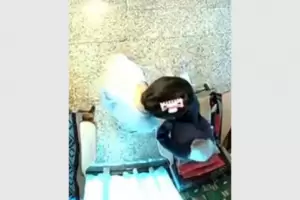 Grabaron a una mujer mientras golpeaba a una abuela de 100 aos a la que deba cuidar