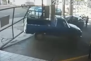 Relatos Salvajes: no quiso pagar la multa ni el acarreo y se llev la camioneta derribando un portn