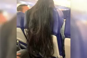La foto viral de una pasajera de avin que pone su largo pelo sobre la bandeja de comida de otro turista