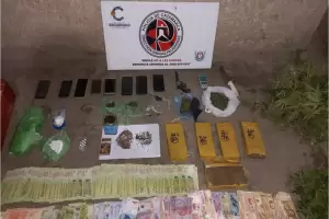 Tres detenidos, dos de ellos hermanos con $650 mil, cocana y plantines de marihuana