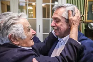 Alberto Fernndez condecora a Pepe Mujica con la mayor distincin que entrega la Argentina
