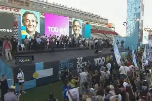 Fernndez en el acto por Nstor Kirchner: Si todava no cerramos un acuerdo es porque no nos vamos arrodillar