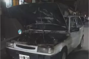 Capital: los vecinos ayudaron a sofocar el incendio de un auto
