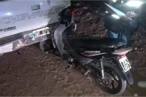 Una moto choc a una camioneta estacionada: una persona herida