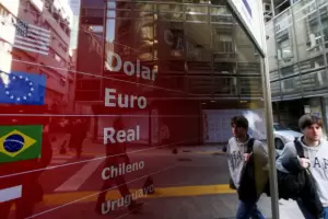 La cotizacin libre del dlar se recuper en el final de la jornada y cerr a 198 pesos