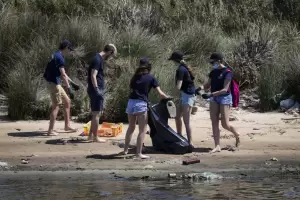 Ejemplo: 400 estudiantes limpiaron una playa para generar conciencia sobre el medioambiente