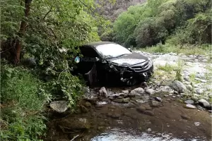 Perdi el control del auto y termin en el ro