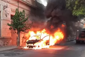 Un auto se incendi por completo tras una falla mecnica