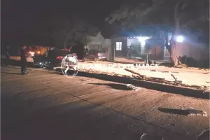 Automovilista choc� contra un poste del tendido el�ctrico