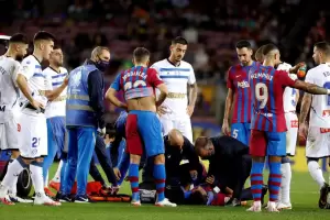 Preocupacin por el Kun Agero: se tom el pecho en medio del partido y pidi el cambio