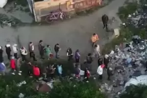 Un dron capt una larga fila de personas comprando droga a plena luz del da