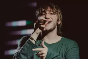 Paulo Londra a los besos con una chica en una fiesta