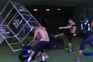 Hinchas del Gremio invadieron el campo de juego y rompieron el VAR