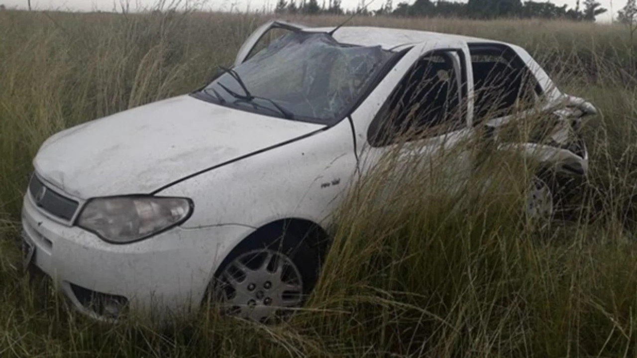 Tragedia en la ruta 2: murieron cinco personas tras despistar y volcar ...