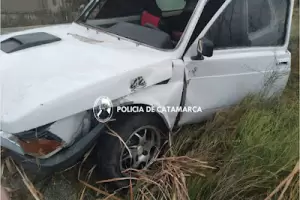 Perdi el control de su automvil y termin en un arroyo