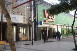 Entr a robar en un sper de la Peatonal Rivadavia