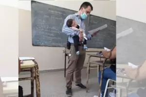 Emotivo gesto: cuid� a la beba de su alumna para que pudiera estudiar