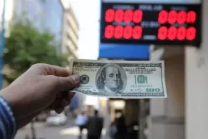 El dlar contado con liquidacin se dispar a 213 pesos por la presin de los inversores