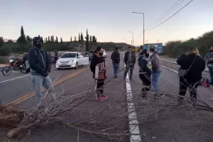 Comunidad educativa corta la ruta 40