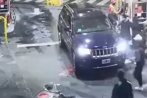 Impactante video: le robaron la camioneta mientras cargaba nafta en una estacin de servicio