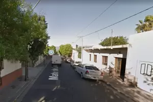 Fuerte choque entre un auto y una camioneta en pleno centro