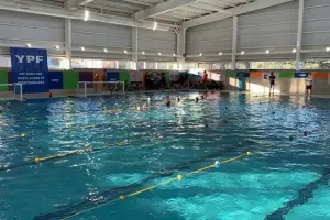 Polmica: prohben a las mujeres usar malla blanca en una pileta municipal