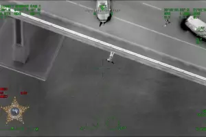 Inslito: intent escaparse de la polica tirndose de un puente de 17 metros