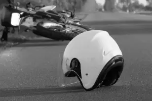 Joven motociclista termin hospitalizado, tras chocar un auto