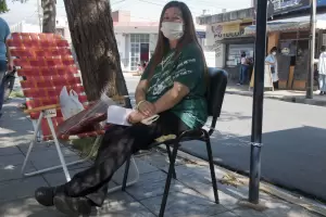 Una mujer se encaden en las puertas de Rentas