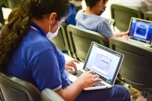 Educacin entreg computadoras en Pomn