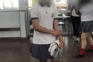 Otro alumno de Crdoba fue al colegio en pollera por no poder usar short