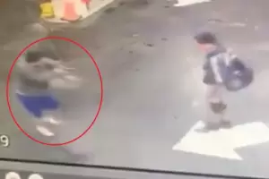 Un polica de civil bale a un hombre que violentaba a su pareja